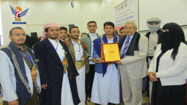 وزير التعليم العالي يكرم طلبة جامعة المعرفة لاحرازهم المركز الثاني في المسابقة العلمية في تخصص الشريعة والقانون